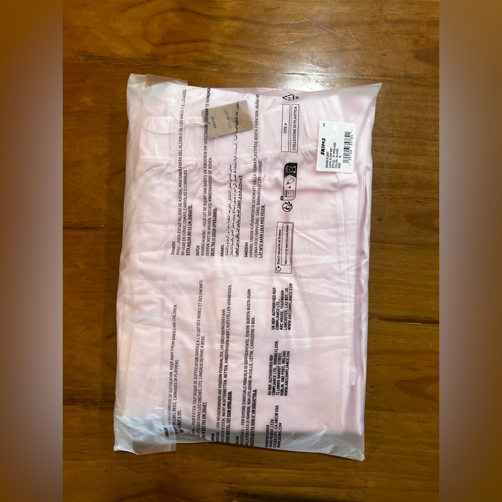 SKIMS Bloom Soft Lounge Button-Up Pajama Set - medium - Picture 7 of 8